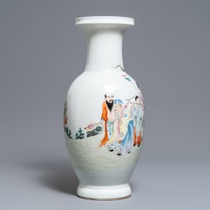 A Chinese famille rose 'immortals' baluster vase, Qianlong mark, 19/20th C. — 照片 2