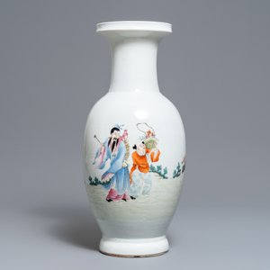 A Chinese famille rose 'immortals' baluster vase, Qianlong mark, 19/20th C. — 照片 3