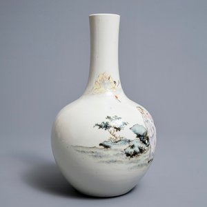 A Chinese famille rose 'Immortals' bottle vase, Qianlong mark, Republic, 20th C. — 照片 2