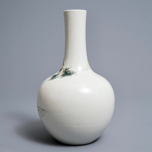 A Chinese famille rose 'Immortals' bottle vase, Qianlong mark, Republic, 20th C. — 照片 3