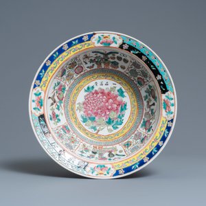 A Chinese famille rose 'immortals' vase, a Canton dish and a bowl, 19th C. — photo 14