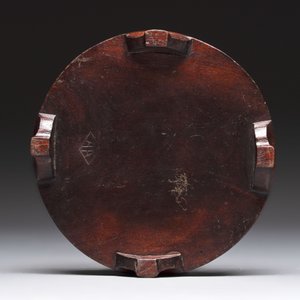 A Chinese famille rose 'immortals' vase on wooden stand and a plaque, Qianlong mark, 20th C. — photo 11