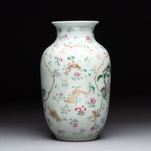 A Chinese famille rose 'immortals' vase on wooden stand and a plaque, Qianlong mark, 20th C. — photo 5