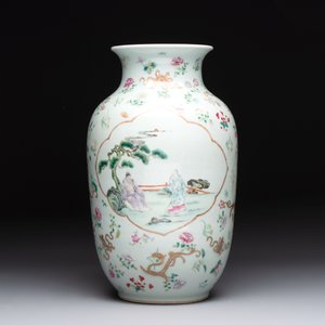 A Chinese famille rose 'immortals' vase on wooden stand and a plaque, Qianlong mark, 20th C. — photo 6