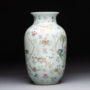 A Chinese famille rose 'immortals' vase on wooden stand and a plaque, Qianlong mark, 20th C. — photo 7