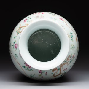 A Chinese famille rose 'immortals' vase on wooden stand and a plaque, Qianlong mark, 20th C. — photo 8