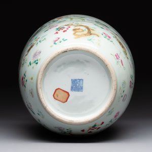 A Chinese famille rose 'immortals' vase on wooden stand and a plaque, Qianlong mark, 20th C. — photo 9