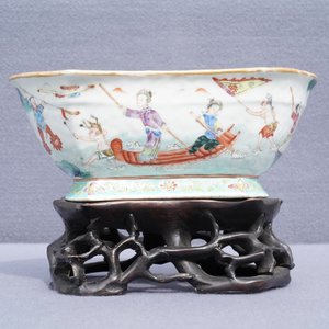 A Chinese famille rose ingot-shaped bowl on stand, Tongzhi mark and of the period — 照片 12
