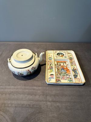 A Chinese famille rose ink set and a teapot, Tongzhi mark, 19th C. — photo 1