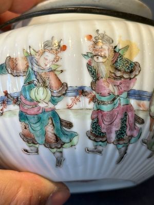 A Chinese famille rose ink set and a teapot, Tongzhi mark, 19th C. — photo 19