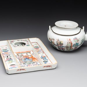 A Chinese famille rose ink set and a teapot, Tongzhi mark, 19th C. — photo 1