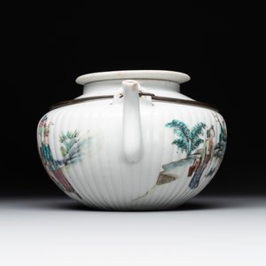 A Chinese famille rose ink set and a teapot, Tongzhi mark, 19th C. — photo 7