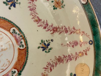 A Chinese famille rose inscribed dish for the Indian market, Qianlong/Jiaqing — 照片 4