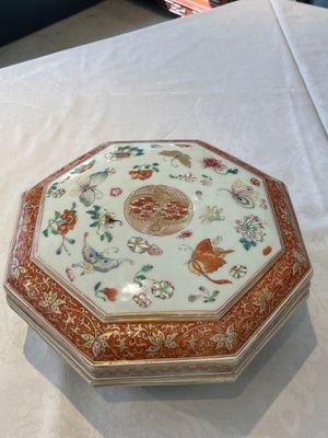 A Chinese famille rose, iron-red and gilt octagonal box and cover with butterflies, Yongzheng — foto 1