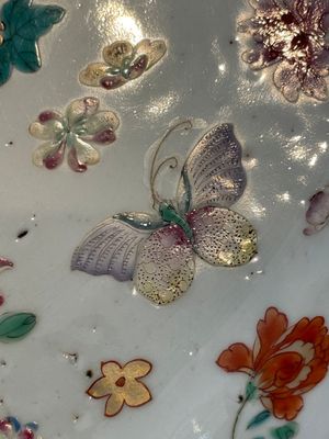A Chinese famille rose, iron-red and gilt octagonal box and cover with butterflies, Yongzheng — foto 13
