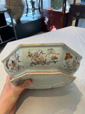 A Chinese famille rose, iron-red and gilt octagonal box and cover with butterflies, Yongzheng — foto 14