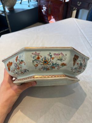 A Chinese famille rose, iron-red and gilt octagonal box and cover with butterflies, Yongzheng — foto 15