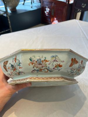 A Chinese famille rose, iron-red and gilt octagonal box and cover with butterflies, Yongzheng — foto 16