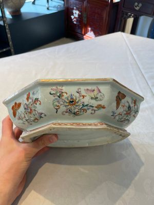 A Chinese famille rose, iron-red and gilt octagonal box and cover with butterflies, Yongzheng — foto 17