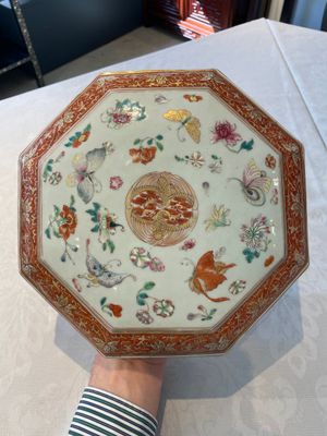 A Chinese famille rose, iron-red and gilt octagonal box and cover with butterflies, Yongzheng — foto 2
