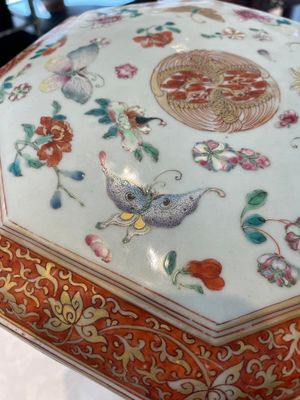 A Chinese famille rose, iron-red and gilt octagonal box and cover with butterflies, Yongzheng — foto 3