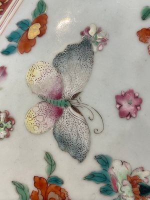 A Chinese famille rose, iron-red and gilt octagonal box and cover with butterflies, Yongzheng — foto 5