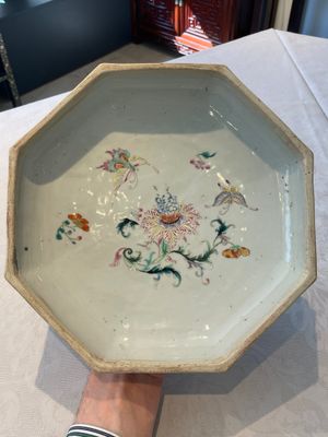 A Chinese famille rose, iron-red and gilt octagonal box and cover with butterflies, Yongzheng — foto 6