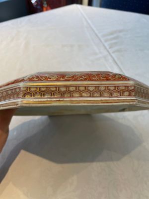 A Chinese famille rose, iron-red and gilt octagonal box and cover with butterflies, Yongzheng — foto 8