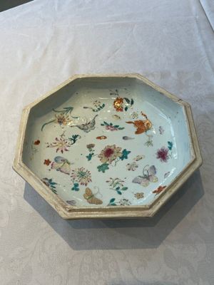 A Chinese famille rose, iron-red and gilt octagonal box and cover with butterflies, Yongzheng — foto 9
