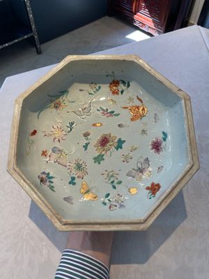 A Chinese famille rose, iron-red and gilt octagonal box and cover with butterflies, Yongzheng — foto 10