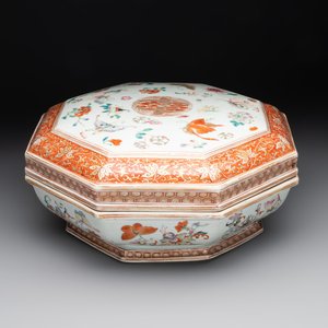 A Chinese famille rose, iron-red and gilt octagonal box and cover with butterflies, Yongzheng — foto 1