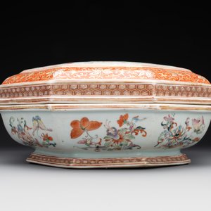 A Chinese famille rose, iron-red and gilt octagonal box and cover with butterflies, Yongzheng — foto 2