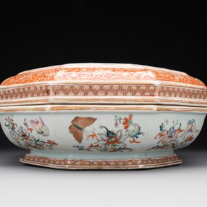A Chinese famille rose, iron-red and gilt octagonal box and cover with butterflies, Yongzheng — foto 3