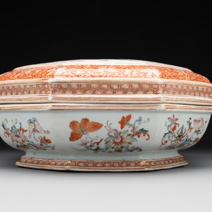 A Chinese famille rose, iron-red and gilt octagonal box and cover with butterflies, Yongzheng — foto 4