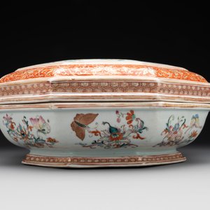 A Chinese famille rose, iron-red and gilt octagonal box and cover with butterflies, Yongzheng — foto 5