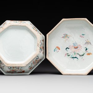 A Chinese famille rose, iron-red and gilt octagonal box and cover with butterflies, Yongzheng — foto 7