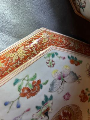 A Chinese famille rose, iron-red and gilt octagonal box and cover with butterflies, Yongzheng — photo 1