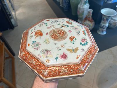 A Chinese famille rose, iron-red and gilt octagonal box and cover with butterflies, Yongzheng — photo 11