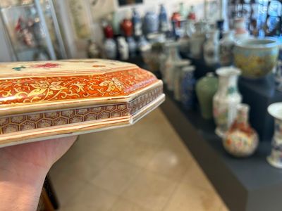 A Chinese famille rose, iron-red and gilt octagonal box and cover with butterflies, Yongzheng — photo 14