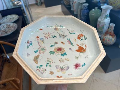 A Chinese famille rose, iron-red and gilt octagonal box and cover with butterflies, Yongzheng — photo 23