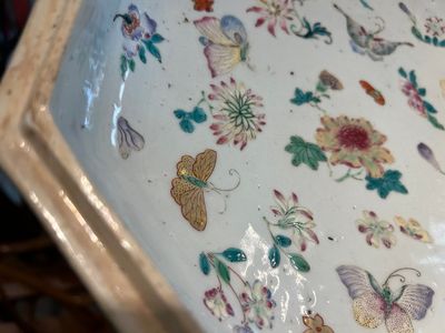 A Chinese famille rose, iron-red and gilt octagonal box and cover with butterflies, Yongzheng — photo 26