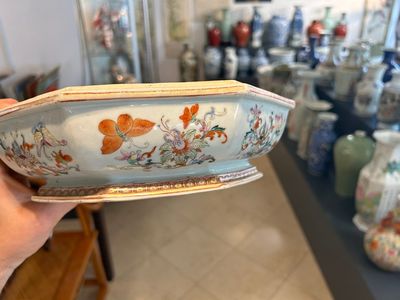 A Chinese famille rose, iron-red and gilt octagonal box and cover with butterflies, Yongzheng — photo 32