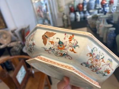 A Chinese famille rose, iron-red and gilt octagonal box and cover with butterflies, Yongzheng — photo 34