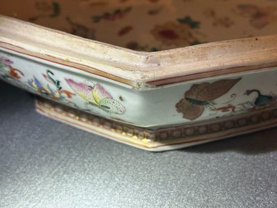 A Chinese famille rose, iron-red and gilt octagonal box and cover with butterflies, Yongzheng — photo 8