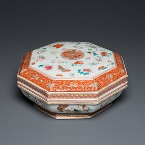 A Chinese famille rose, iron-red and gilt octagonal box and cover with butterflies, Yongzheng — photo 5