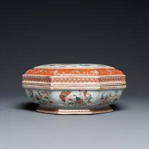 A Chinese famille rose, iron-red and gilt octagonal box and cover with butterflies, Yongzheng — photo 9