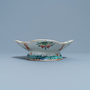 A Chinese famille rose jar, a kamcheng and a footed bowl, 19th C. — 照片 5