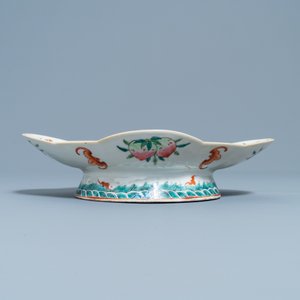A Chinese famille rose jar, a kamcheng and a footed bowl, 19th C. — 照片 6