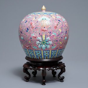 A Chinese famille rose jar and cover on wooden stand, 19th C. — photo 1