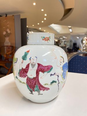 A Chinese famille rose jar and cover with figural design, Yongzheng — photo 1